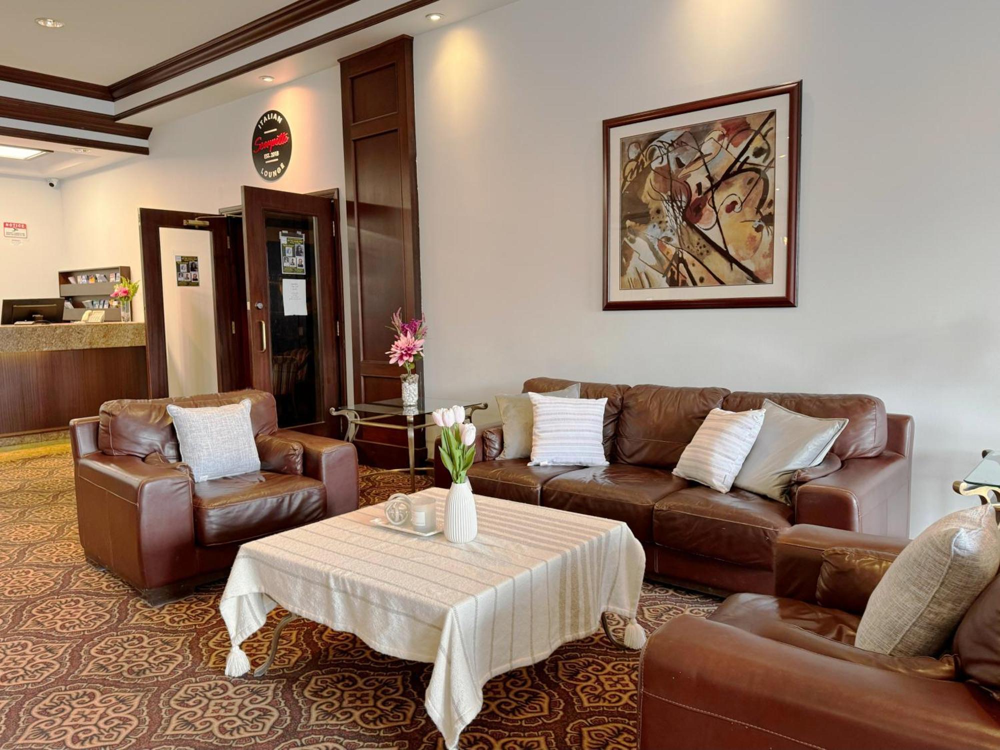 Hotel Divya Sutra Plaza And Conference Centre Calgary Airport Esterno foto