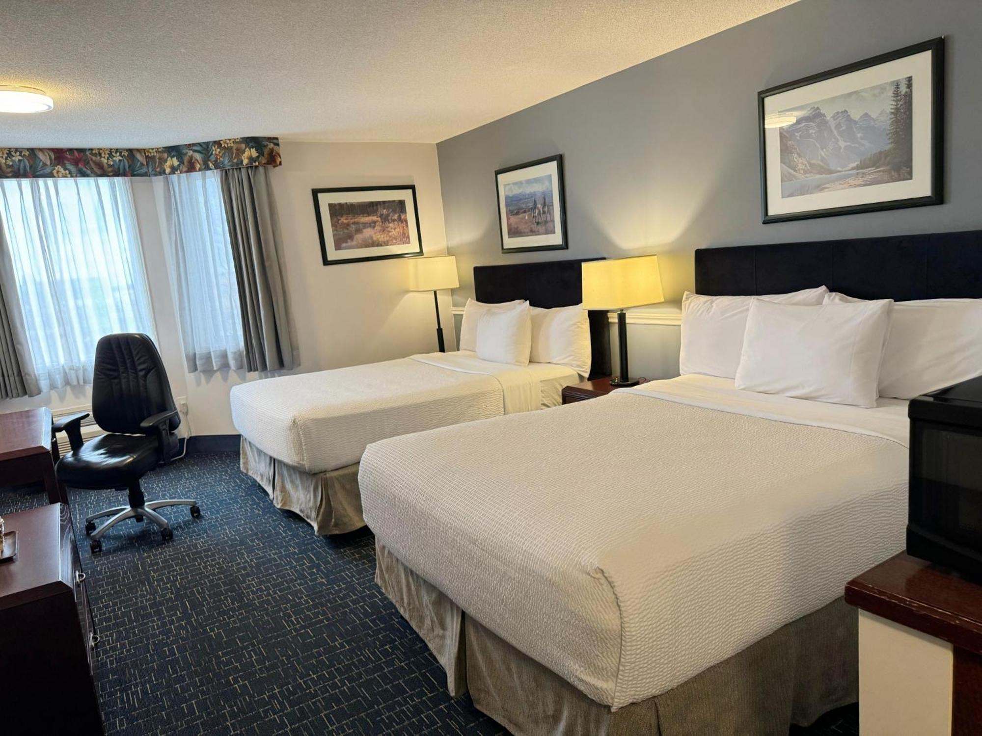 Hotel Divya Sutra Plaza And Conference Centre Calgary Airport Esterno foto