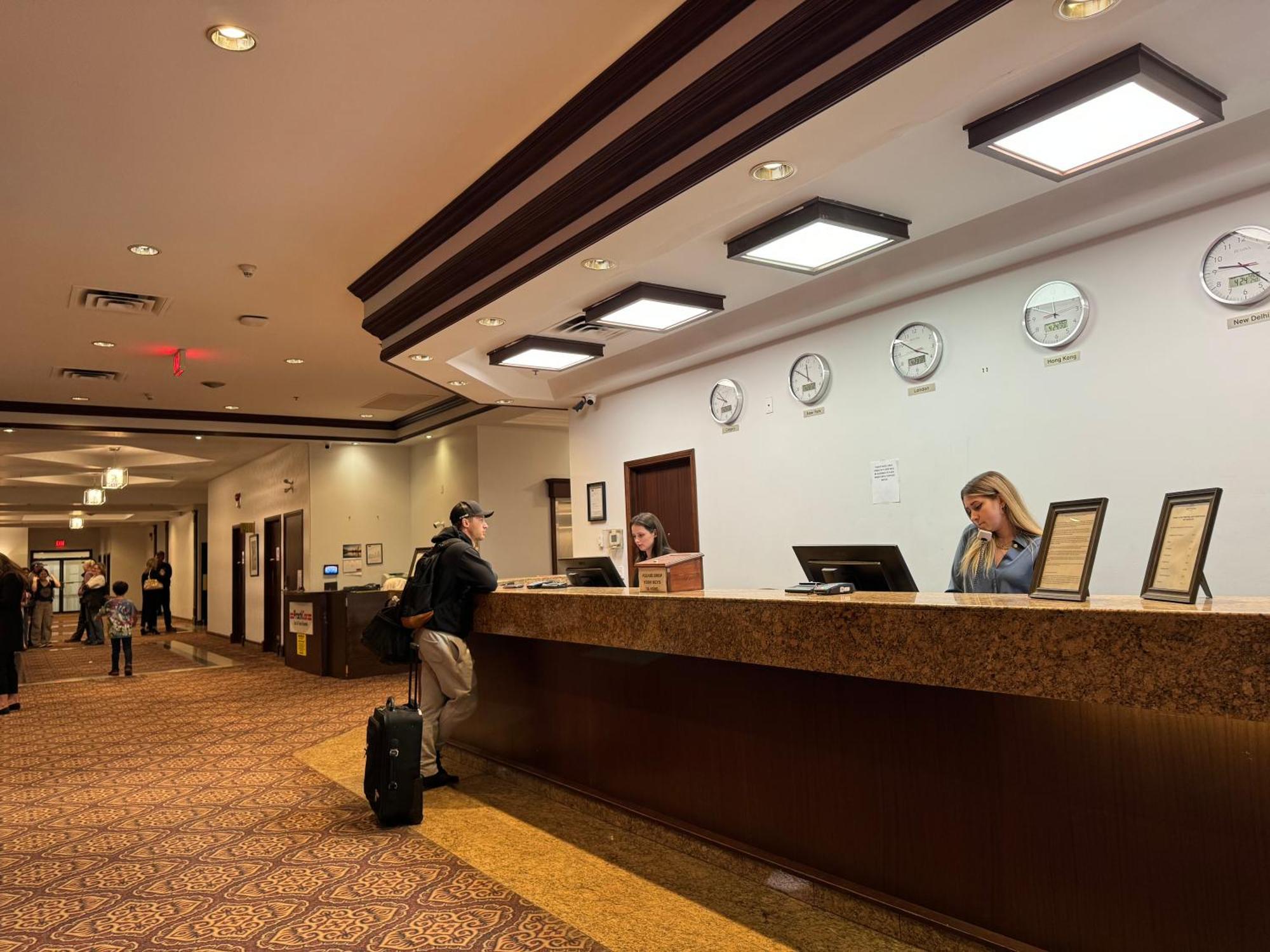 Hotel Divya Sutra Plaza And Conference Centre Calgary Airport Esterno foto