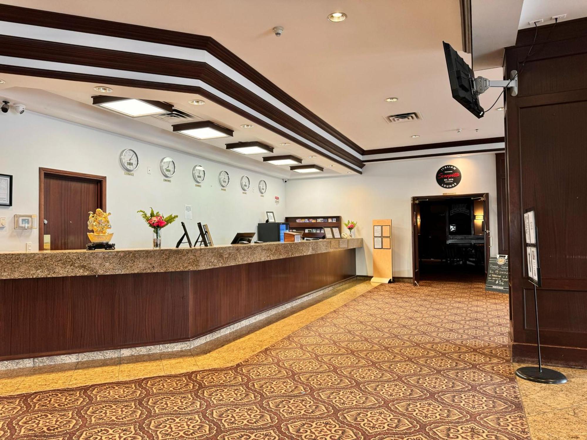 Hotel Divya Sutra Plaza And Conference Centre Calgary Airport Esterno foto