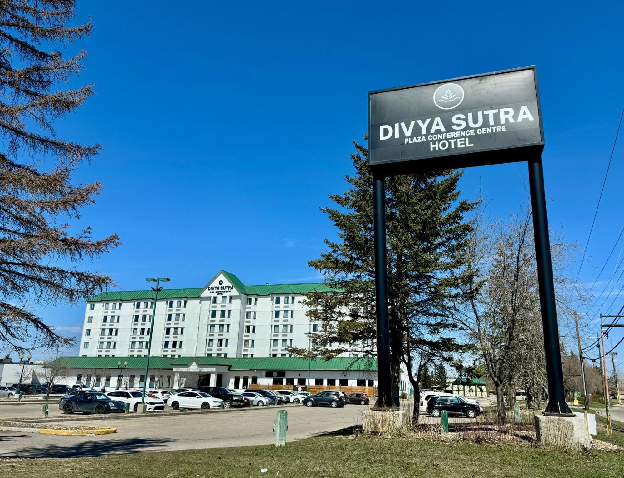 Hotel Divya Sutra Plaza And Conference Centre Calgary Airport Esterno foto