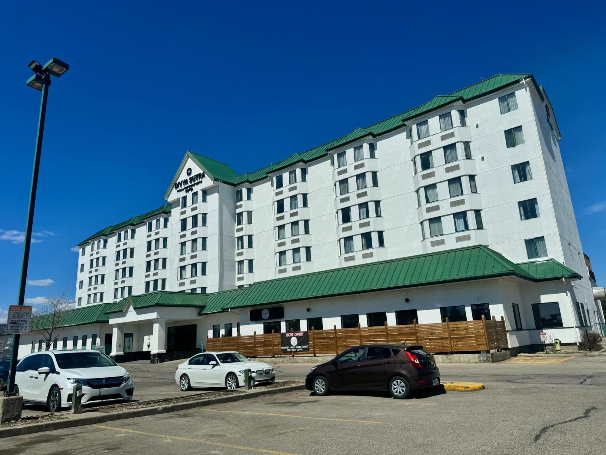 Hotel Divya Sutra Plaza And Conference Centre Calgary Airport Esterno foto
