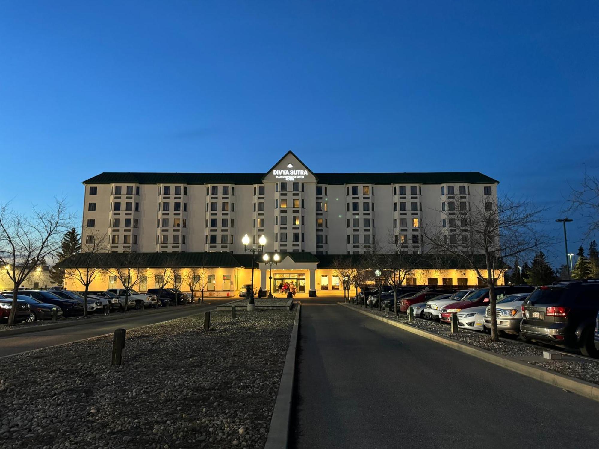 Hotel Divya Sutra Plaza And Conference Centre Calgary Airport Esterno foto
