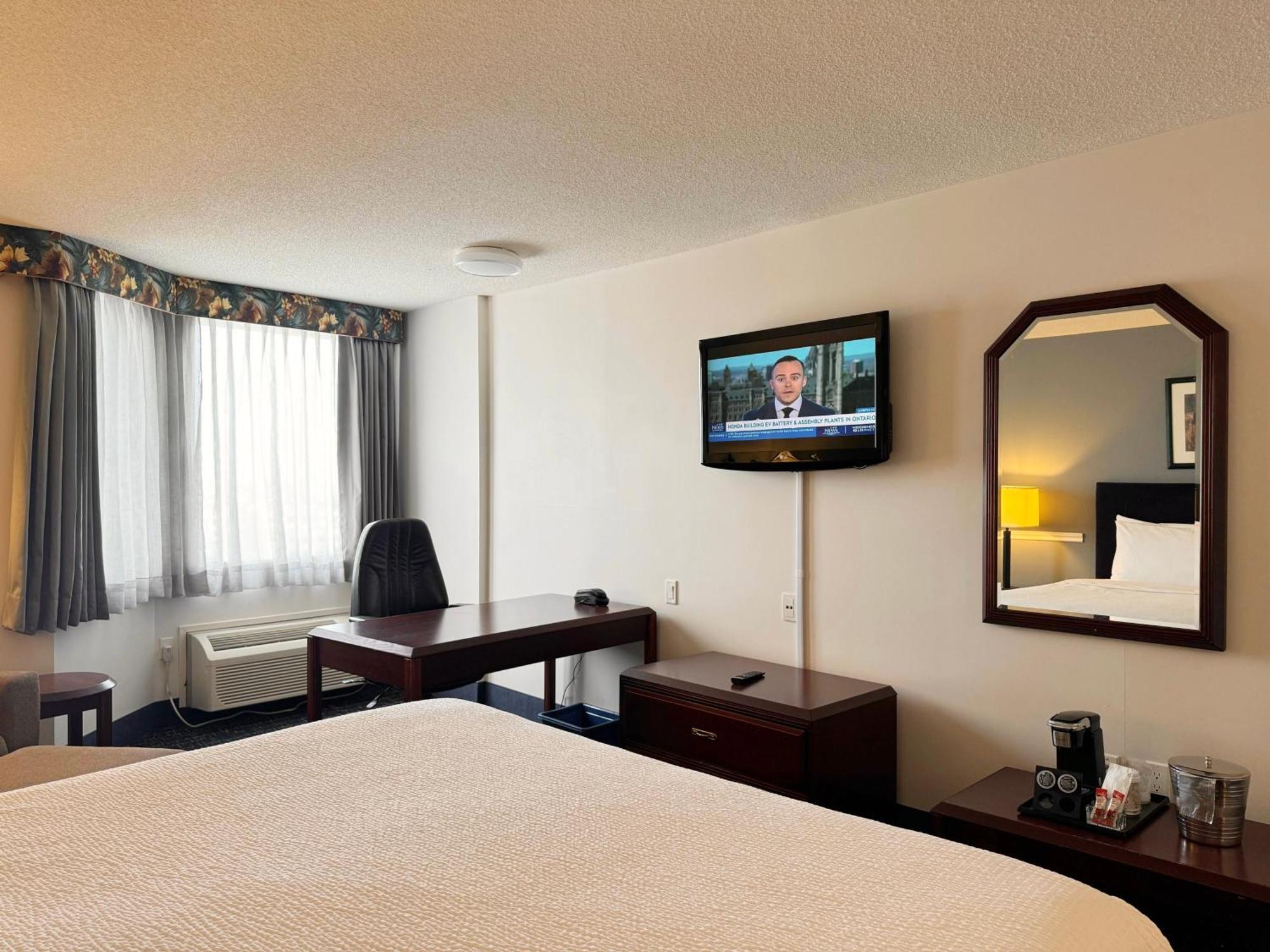Hotel Divya Sutra Plaza And Conference Centre Calgary Airport Esterno foto