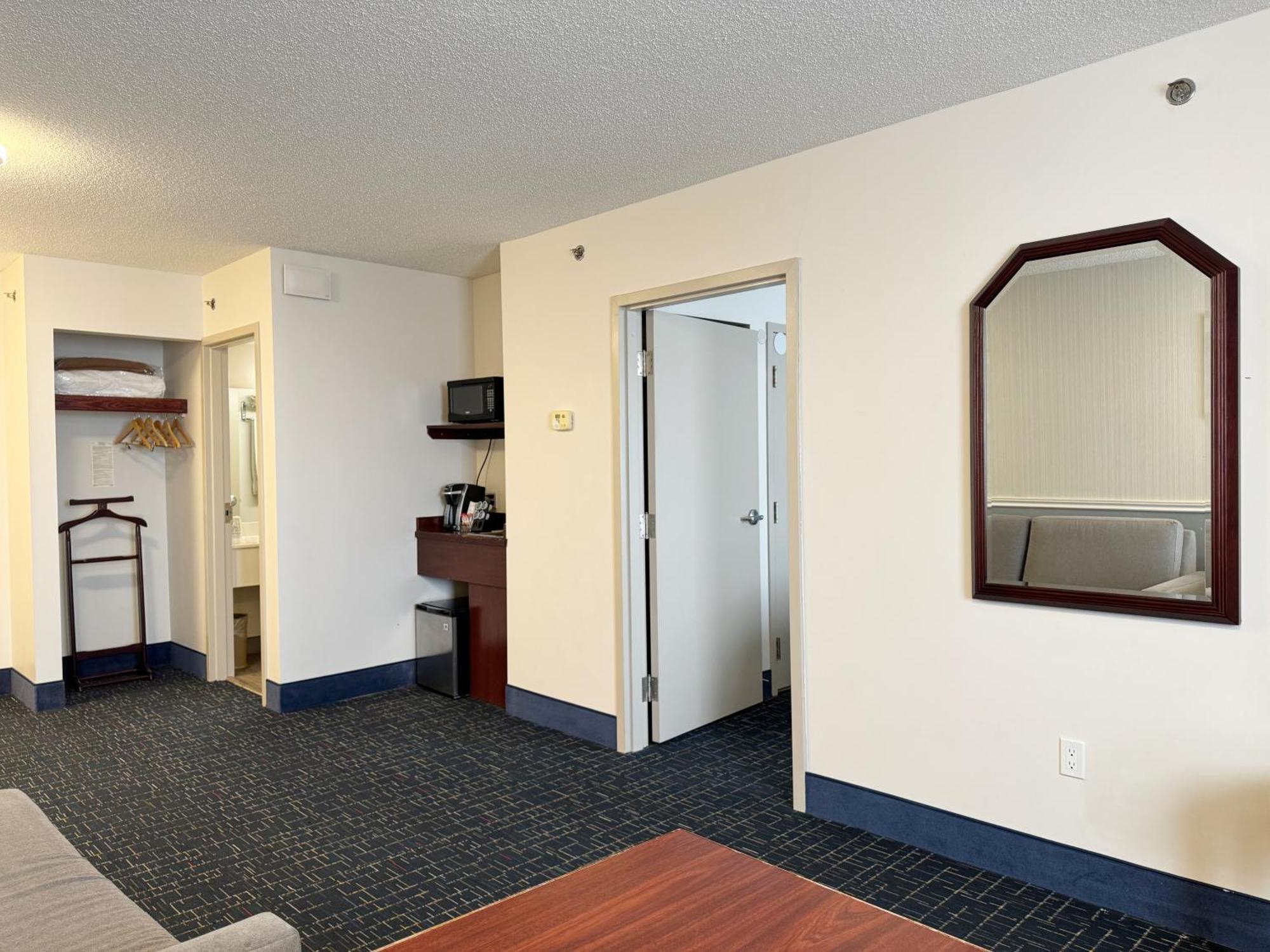 Hotel Divya Sutra Plaza And Conference Centre Calgary Airport Esterno foto