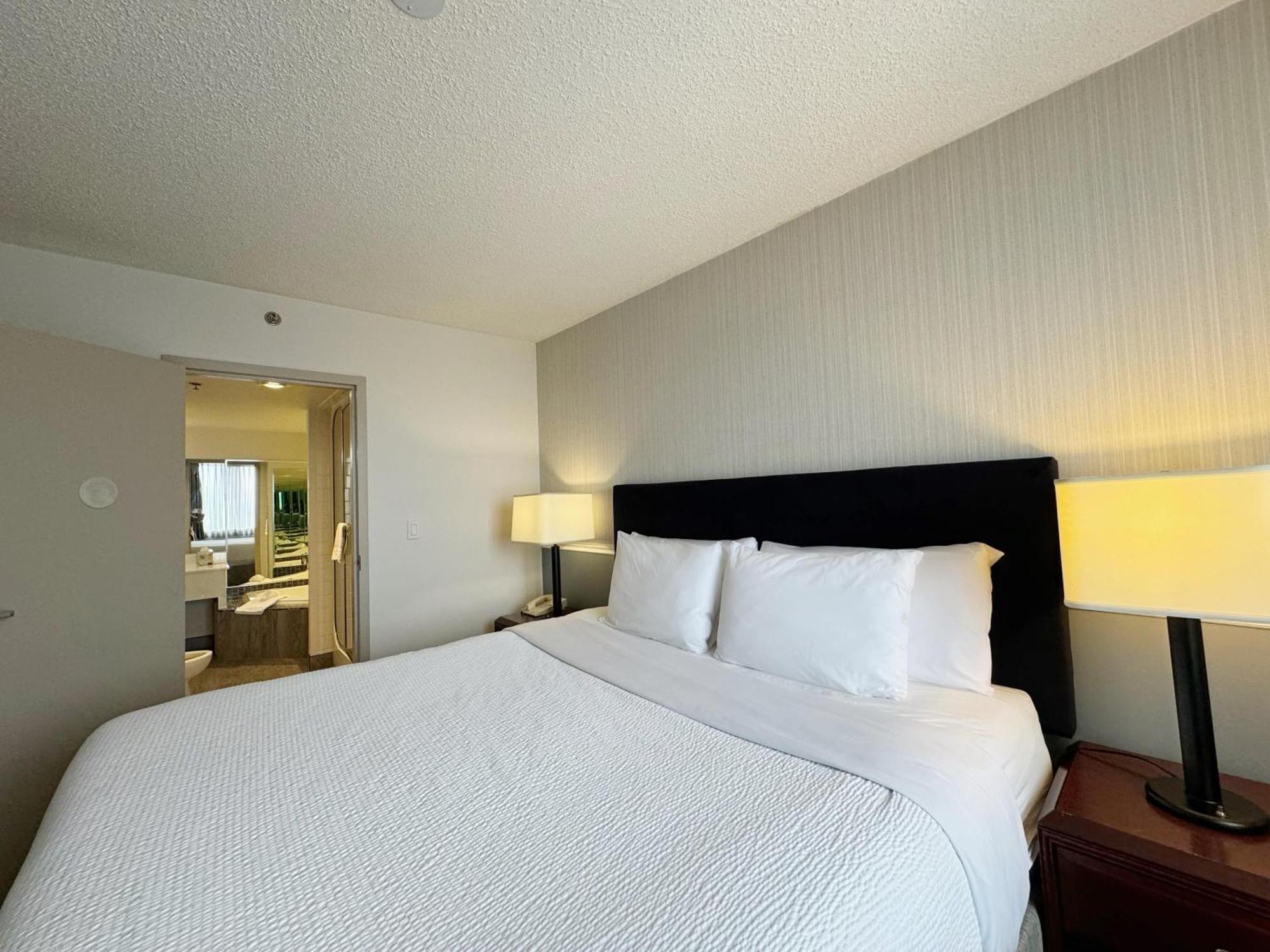 Hotel Divya Sutra Plaza And Conference Centre Calgary Airport Esterno foto