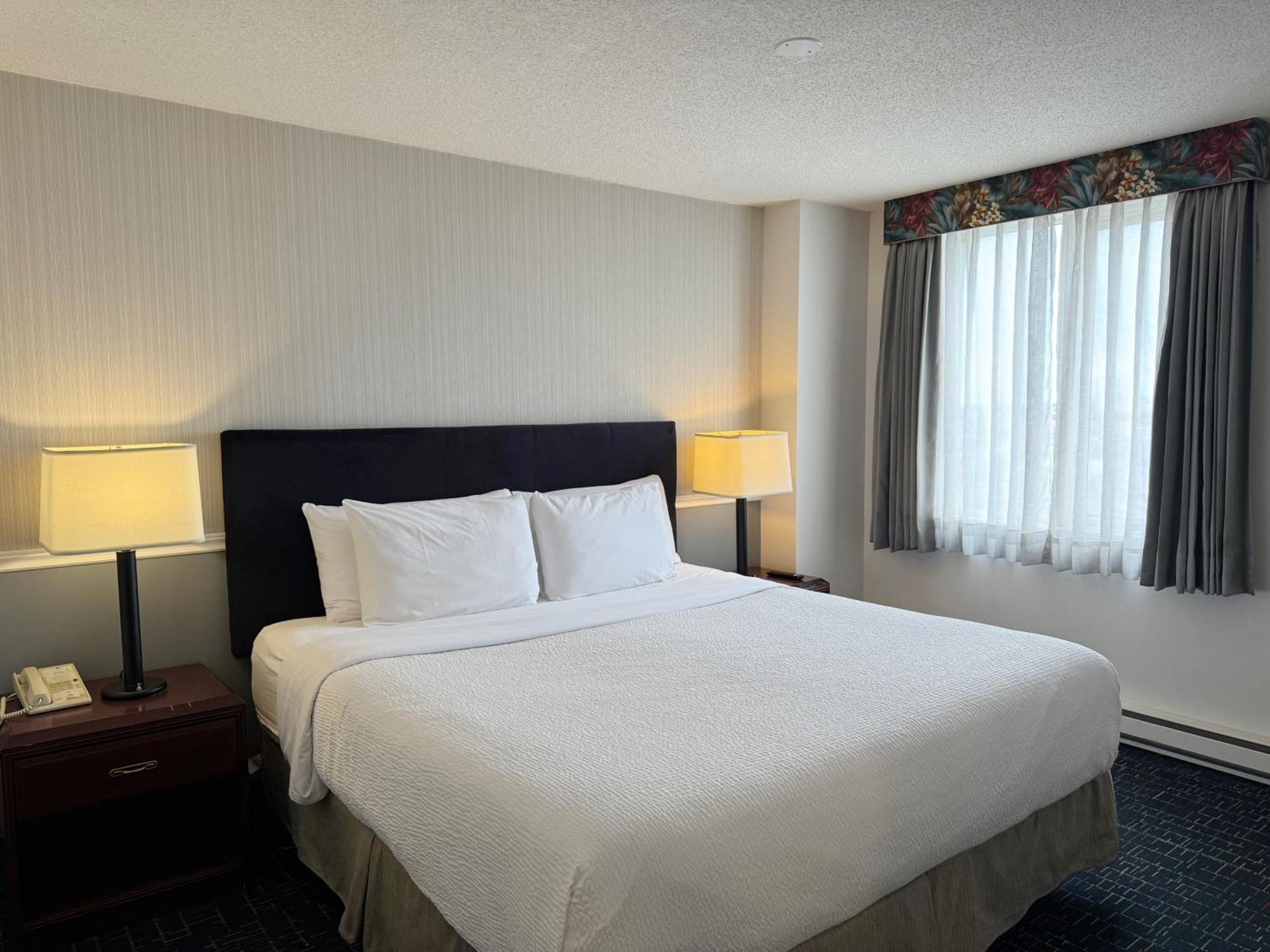 Hotel Divya Sutra Plaza And Conference Centre Calgary Airport Esterno foto