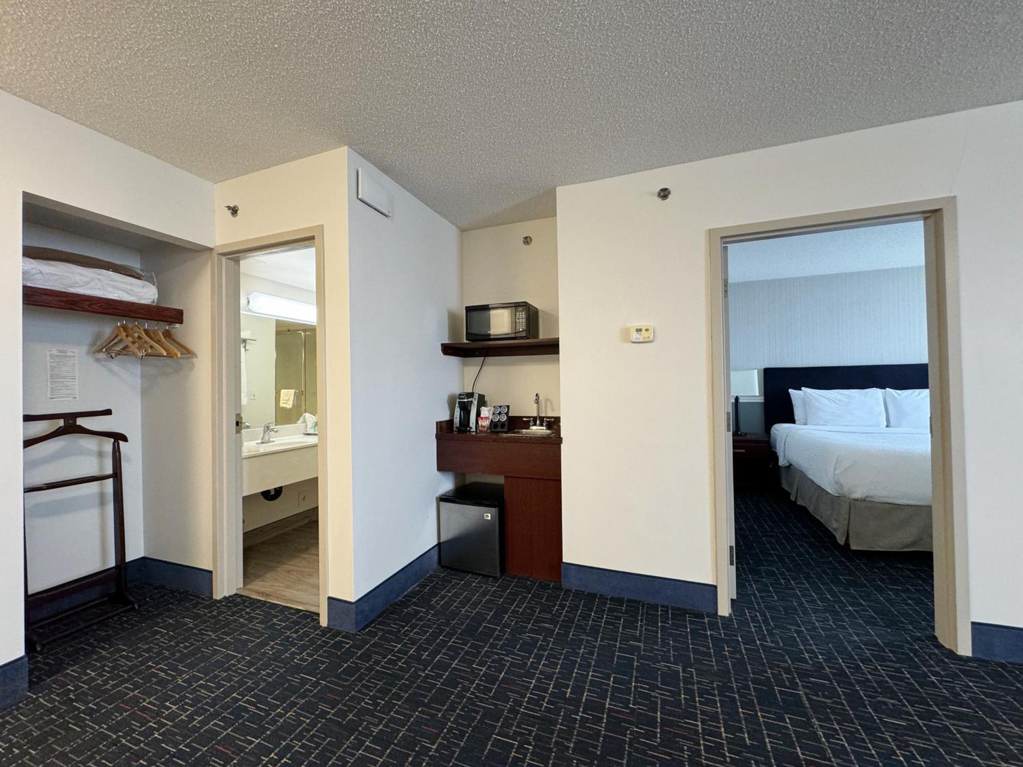 Hotel Divya Sutra Plaza And Conference Centre Calgary Airport Esterno foto