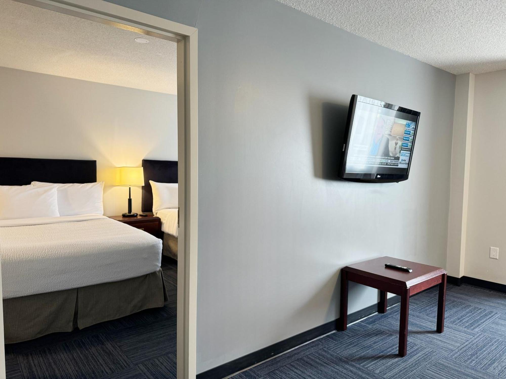 Hotel Divya Sutra Plaza And Conference Centre Calgary Airport Esterno foto