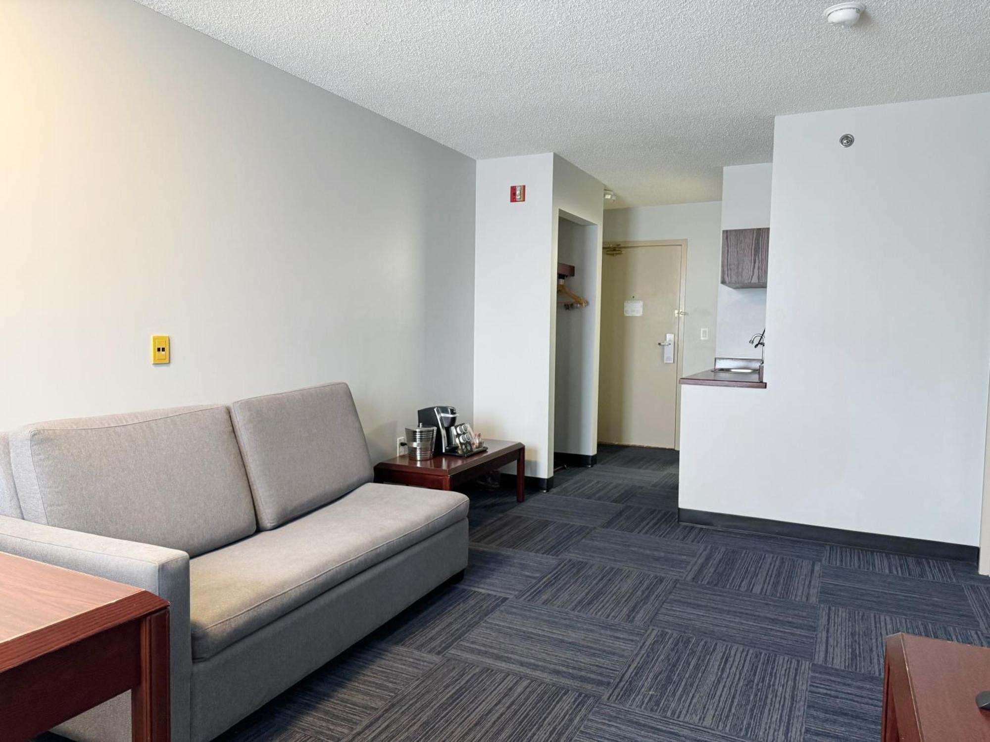 Hotel Divya Sutra Plaza And Conference Centre Calgary Airport Esterno foto