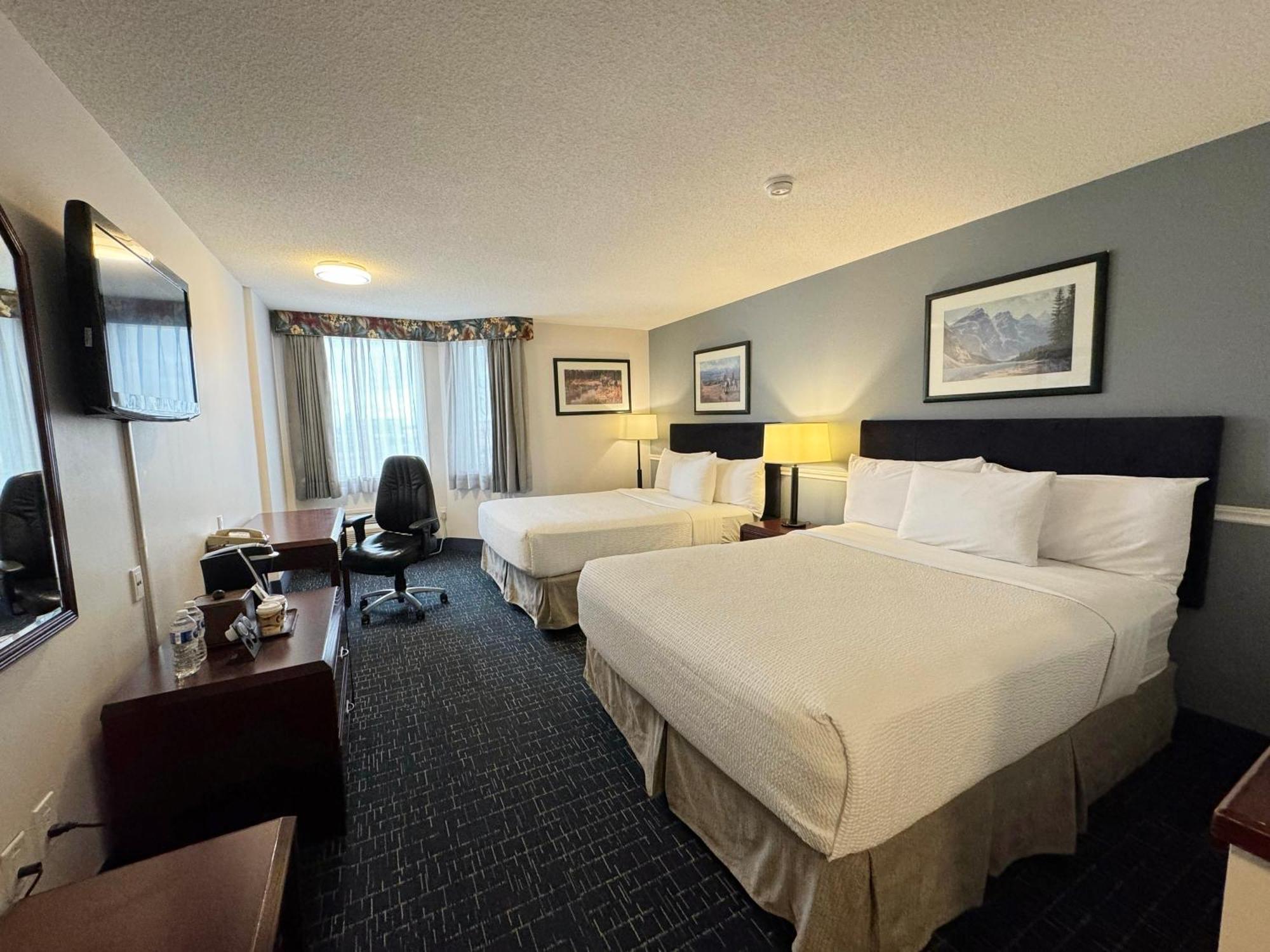 Hotel Divya Sutra Plaza And Conference Centre Calgary Airport Esterno foto