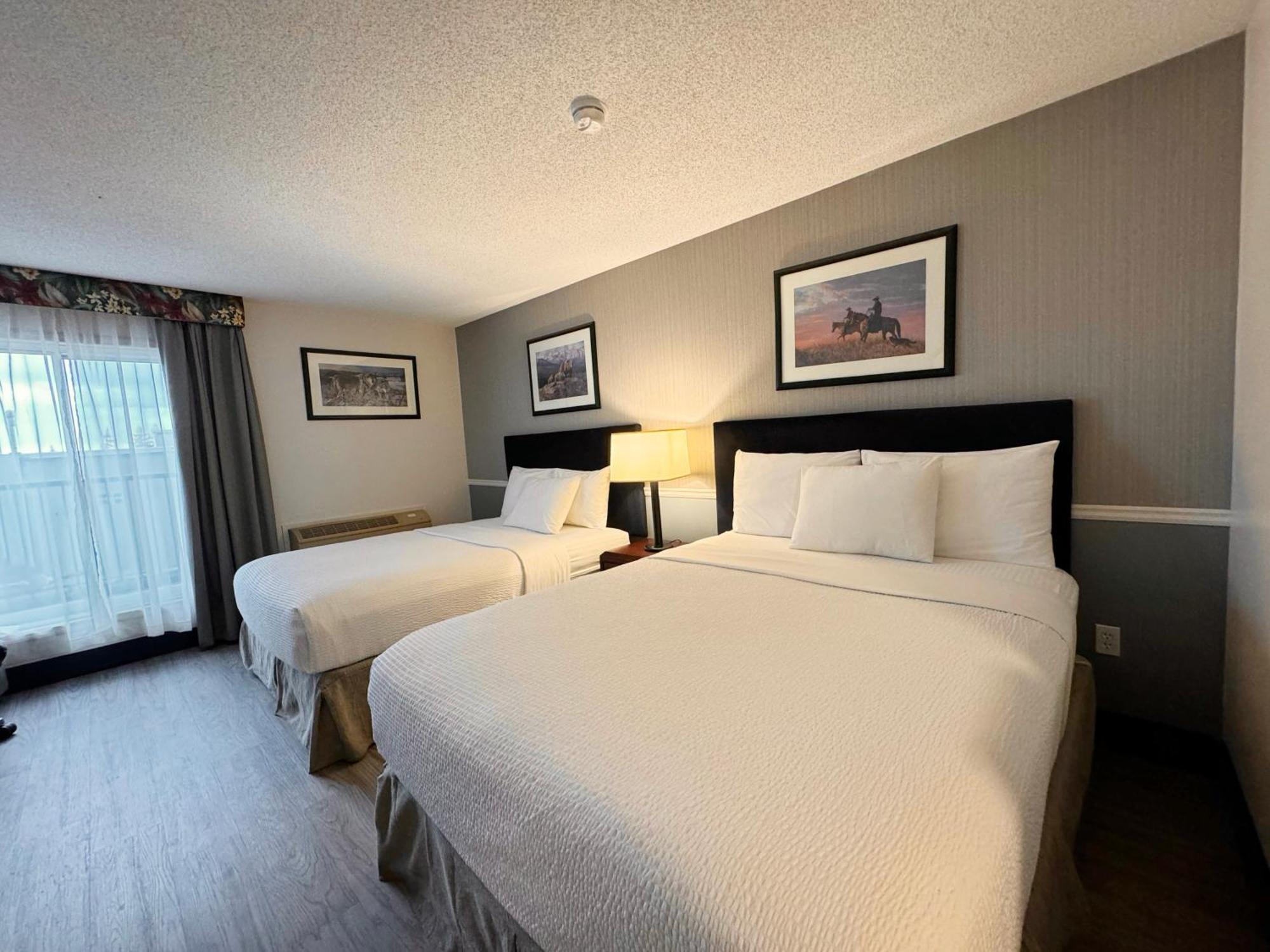 Hotel Divya Sutra Plaza And Conference Centre Calgary Airport Esterno foto